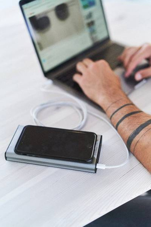 Goal Zero Sherpa 100 PD bardzo wydajny, zatwierdzony przez linie lotnicze power bank z indukcją.