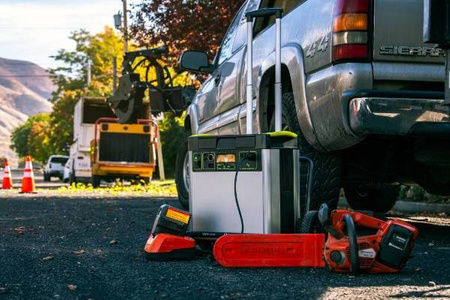 YETI 400 LITHIUM Power Bank, solarny generator, Li-ion NMC 428Wh (10.8V, 39.6Ah), 230V AC 50Hz (300W), 12V 10A, USB 5V 2.4A.