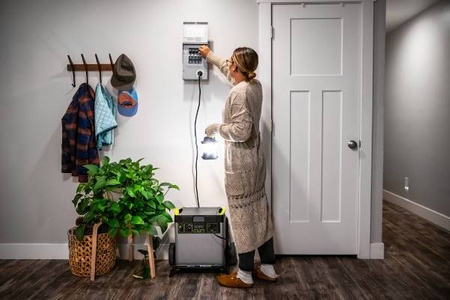 YETI 400 LITHIUM Power Bank, solarny generator, Li-ion NMC 428Wh (10.8V, 39.6Ah), 230V AC 50Hz (300W), 12V 10A, USB 5V 2.4A.