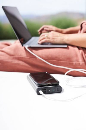 Goal Zero Sherpa 100 PD bardzo wydajny, zatwierdzony przez linie lotnicze power bank z indukcją.