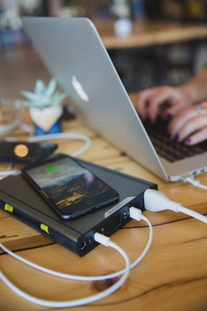 Goal Zero Sherpa 100 AC bardzo wydajny, zatwierdzony przez linie lotnicze power bank z indukcją i 230V.