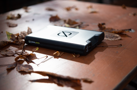 Goal Zero Sherpa 100 AC V2 bardzo wydajny, zatwierdzony przez linie lotnicze power bank z indukcją i 230V.