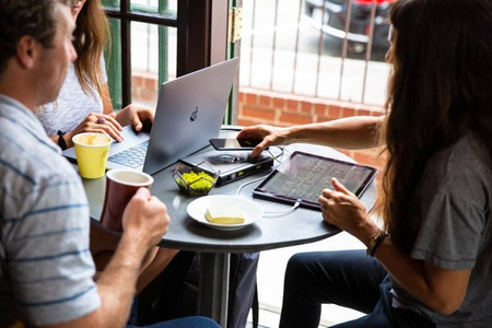 Goal Zero Sherpa 100 AC bardzo wydajny, zatwierdzony przez linie lotnicze power bank z indukcją i 230V.